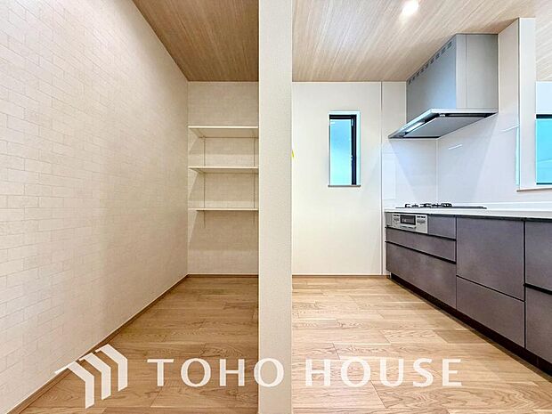 美しく使いやすいキッチン空間。優しい温もりを醸し出すキッチンは料理の為の配慮を随所に注ぎました。