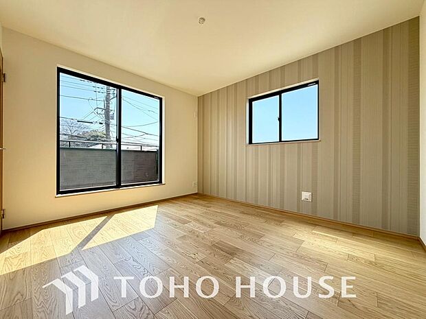 ゆったりサイズの主寝室は、心身を静かに満たすシックな趣き。採光と通風にも優れています。