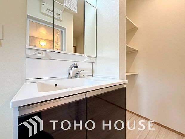 洗面台には三面鏡を採用。鏡の後ろに収納スペースを設ける事により洗面台周りもすっきりします。