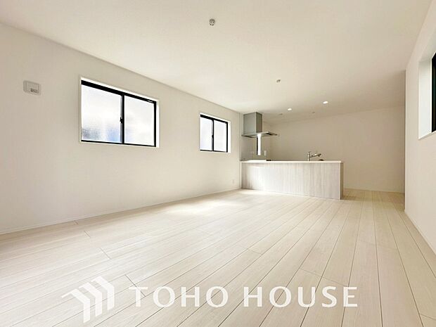 光が注がれる青い空から鮮やかに赤色にゆっくりと染まる。そんな優しい時間がここでは流れてゆく。