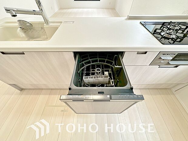 ビルトイン食器洗浄乾燥機付きのシステムキッチン。毎日の家事負担を軽減する嬉しい設備です。