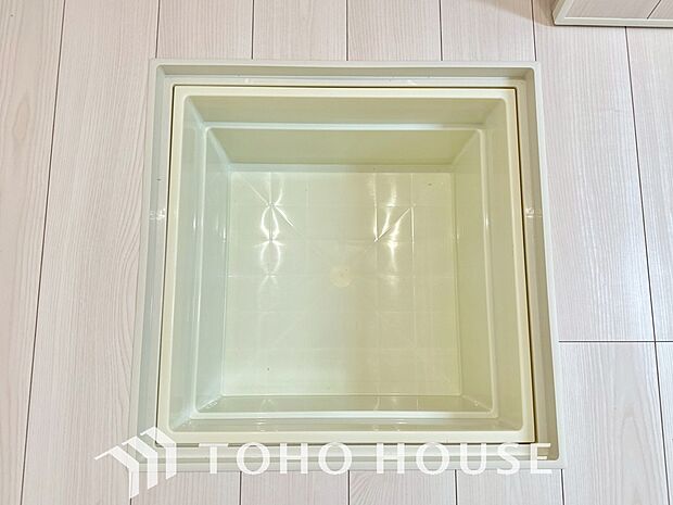 スペースを上手く活用した床下収納はあると何かと便利。食料のストック品はもちろん、掃除用具など。