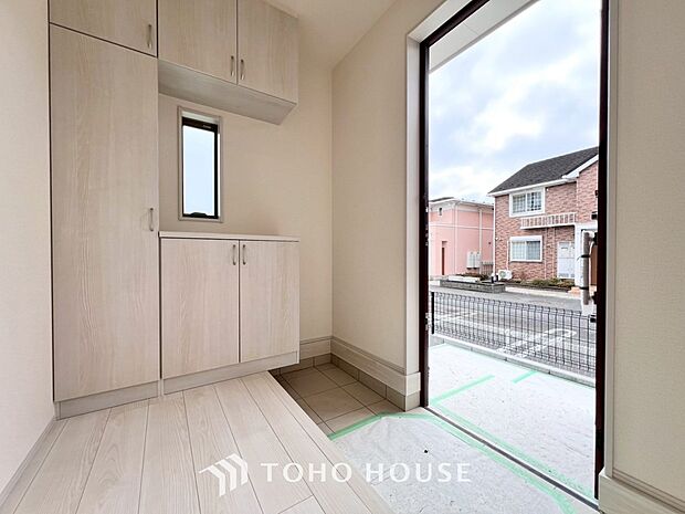 人を迎え入れる最初の場所だからこそ、清潔感がある空間にして頂ける様シューズボックスを設置しました。