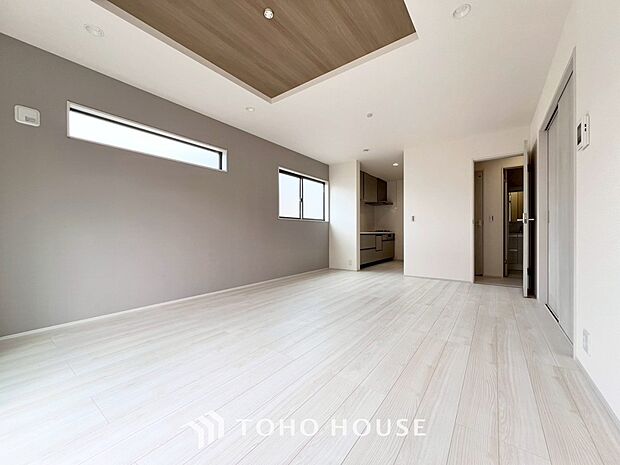 光が注がれる青い空から鮮やかに赤色にゆっくりと染まる。そんな優しい時間がここでは流れてゆく。