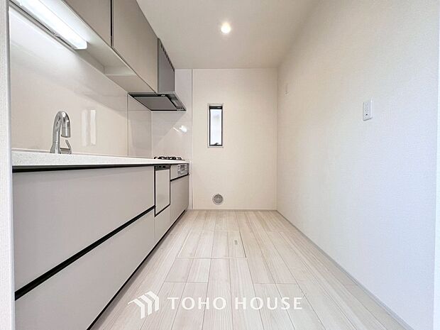 夫婦そろってキッチンに立っても調理がしやすく余裕の広さ。家事をしながら会話も弾みます。