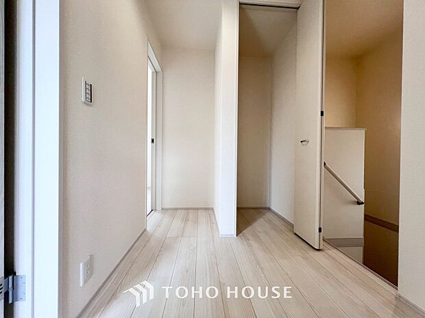 建物内部の収納には拘りました。共有部分に設けた収納。お荷物が多い方にも安心です。