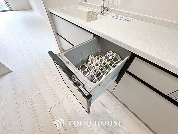 ビルトイン食器洗浄乾燥機付きのシステムキッチン。毎日の家事負担を軽減する嬉しい設備です。