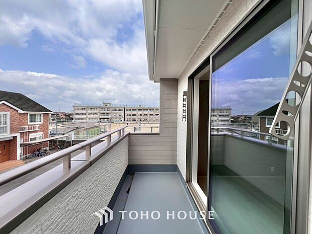 頬をなでる優しい風を感じることが出来るバルコニー。つい深呼吸をしたくなる気持ちの良い眺望です。