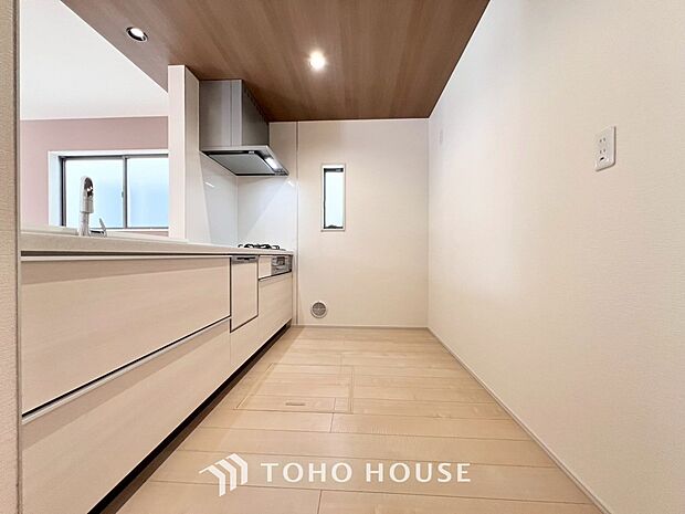 夫婦そろってキッチンに立っても調理がしやすく余裕の広さ。家事をしながら会話も弾みます。