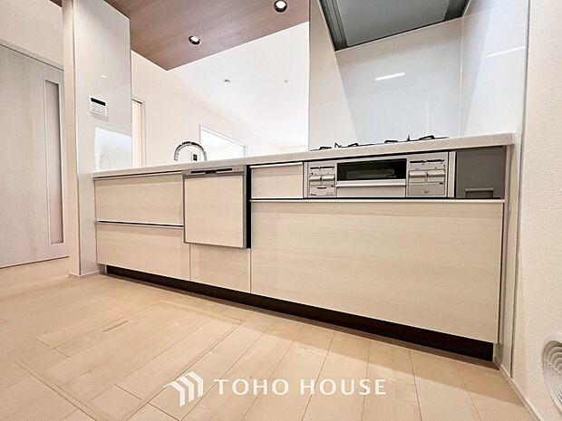 キッチンの収納は、デッドスペースになりやすい箇所を有効活用できる、スライド式収納を採用しました。