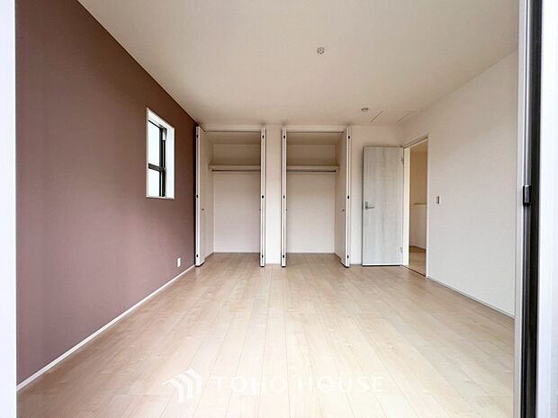 一日の疲れを癒やしてくれる主寝室。時を忘れて過ごす場所として過ごせるお部屋。