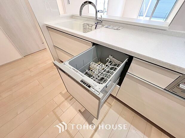 ビルトイン食器洗浄乾燥機付きのシステムキッチン。毎日の家事負担を軽減する嬉しい設備です。