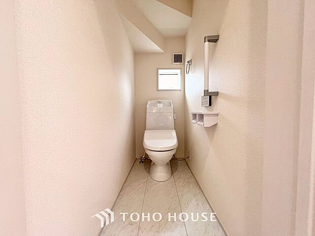 十分な広さと清潔感のあるカラーで纏まったおトイレ。時間に余裕とゆとりを持たせます。