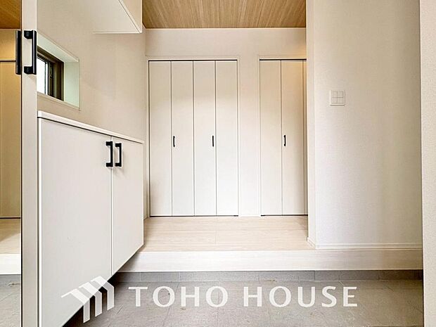 温かみのある色合いでデザインされた玄関は、優しい雰囲気です。帰りたくなる、安息の住まいです。