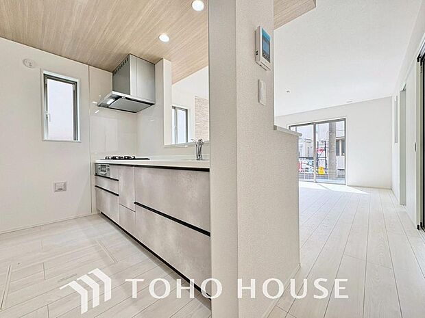 広々キッチンを採用。みんなで作った料理を召し上がりながらの会話は、どのような物になるのでしょうか。