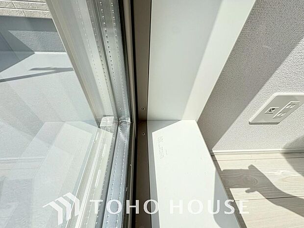 居室のサッシには高性能なペアガラスを採用しており、これにより高い断熱性を実現しています。