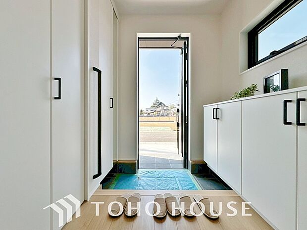 人を迎え入れる最初の場所だからこそ、清潔感が大事。ゆとりあるシューズインクロークも設置しました。