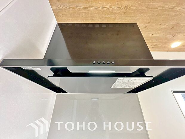 キッチンの換気扇はスタイリッシュなデザインで、日々のお手入れもラクラクな仕様となっております。