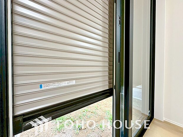 女性のチカラでも開け閉めが可能となております。防犯面だけでなく、防火対策にもなっております。