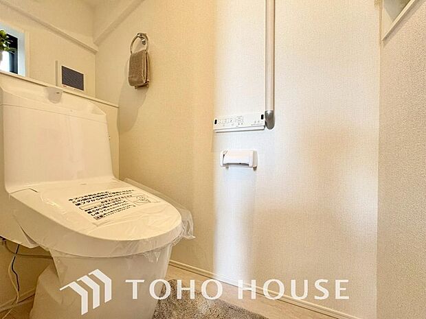 十分な広さと清潔感のあるカラーで纏まったおトイレ。時間に余裕とゆとりを持たせます。