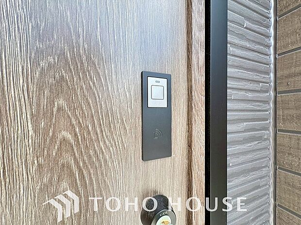 ICチップを用いたカードやボタンなどで玄関扉の鍵の施錠・解錠が出来る設備。