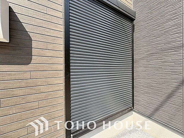 戸建にも防犯機能のシャッターを完備しております。寒い冬でも中から開閉がラクラクな所も便利です。
