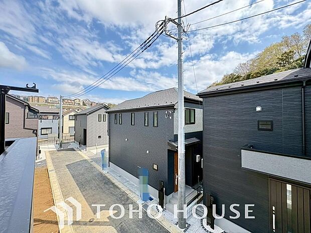 星空が地上に映りこむかのような夜景のきらめきまで、この街ならではの美しい風景の物語が室内に展開。