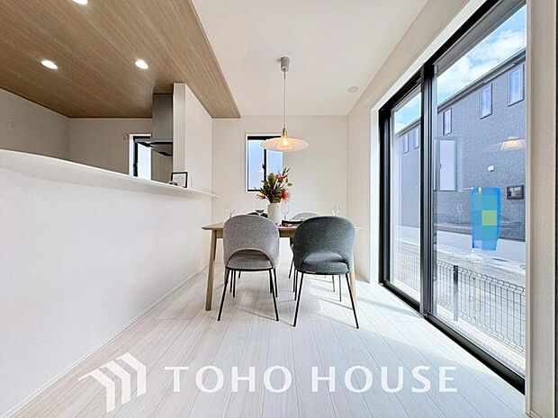 光が注がれる青い空から鮮やかに赤色にゆっくりと染まる。そんな優しい時間がここでは流れてゆく。