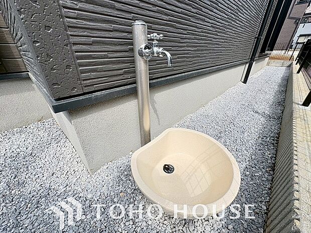 お車の手入れや外周りのお手入れの際にあると便利な立水栓がございます。