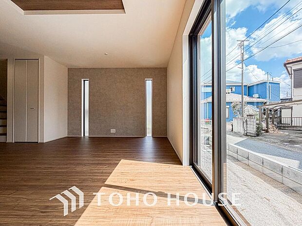 広いLDKでは家族が集まり一緒の時間を過ごせる工夫がされております。