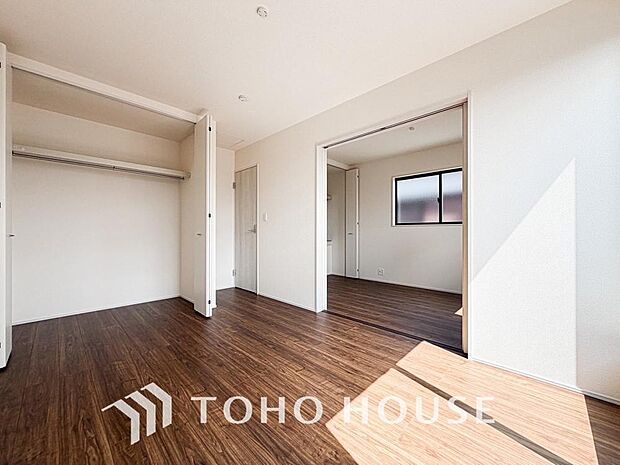 落ち着いたカラーの室内。インテリアやファブリックでお好みのテイストデザインを取り入れて頂けます。