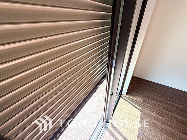 防犯機能のシャッターを完備しております。寒い冬でも中から開閉が可能ですのでラクラク便利。