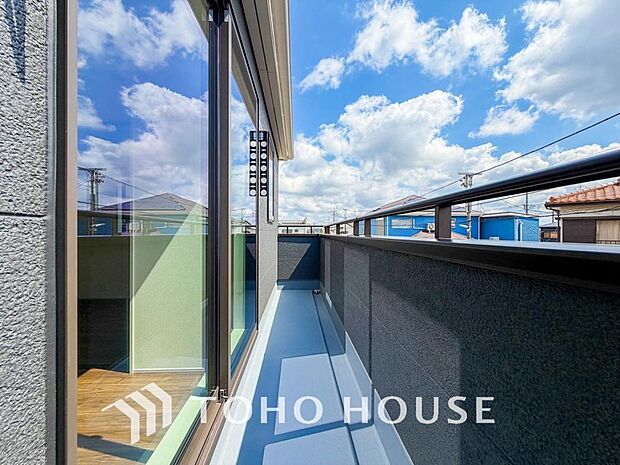 通風・採光に優れ、心地よい光と風があふれています。優しい陽射しが差し込むバルコニーとなっております。