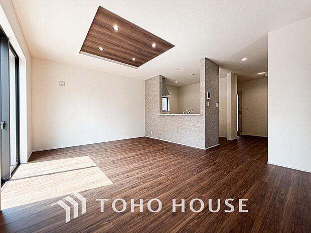 明るく穏やかな空気の中で飲んだり、食べたり、笑ったり。一日の中で多くの時間を過すことになるリビング。