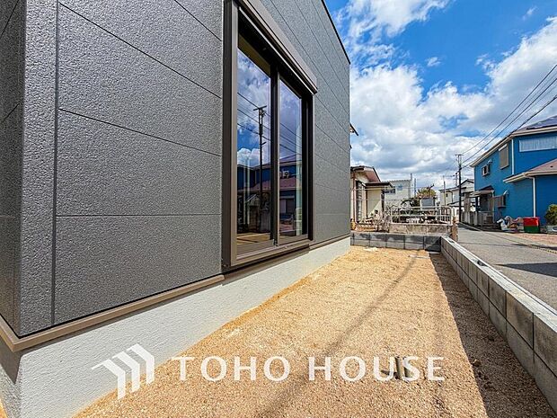 窓の先に庭があると風通しも良く、四季折々の変化も感じとることができそうですね。