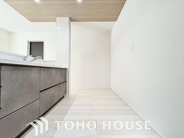 キッチンの収納は、デッドスペースになりやすい箇所を有効活用できる、スライド式収納を採用しました。