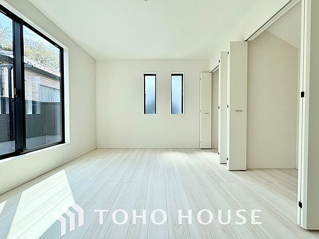 一日の疲れを癒やしてくれる主寝室。時を忘れて過ごす場所として過ごせるお部屋。