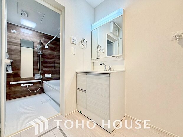 身だしなみのチェックがしやすい大きな鏡、下には収納がたっぷり。スッキリとした空間を演出いたします。