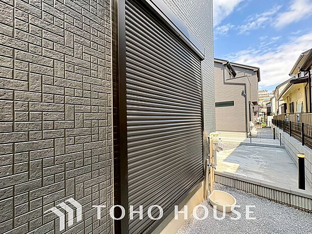 戸建にも防犯機能のシャッターを完備しております。寒い冬でも中から開閉がラクラクな所も便利です。