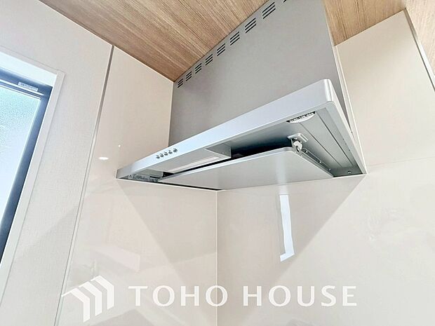 キッチンの換気扇はスタイリッシュなデザインで、日々のお手入れもラクラクな仕様となっております。