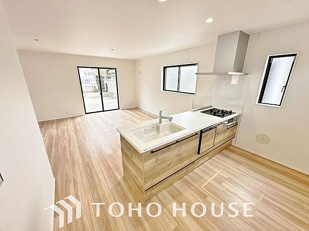 ご家族みんなで調理ができる位のスペースを実現したキッチン空間となっております。