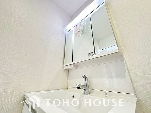 平日の朝であっても、落ち着きとくつろぎを感じられる空間。気持ちよく身だしなみを整えられます。