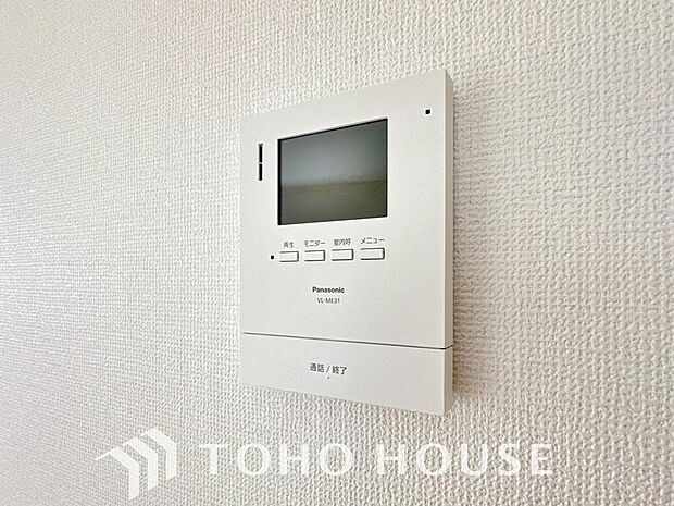 誰が来てもわかる様にモニター付きインターホンを設置。家事導線を考慮した個所に設置し、防犯性と利便性に優れ快適と安らぎを合わせた優しい設計。