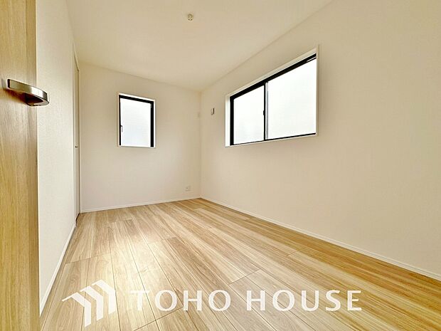 家具の配置のし易い室内です。趣味の部屋としても充分な広さを確保しております。