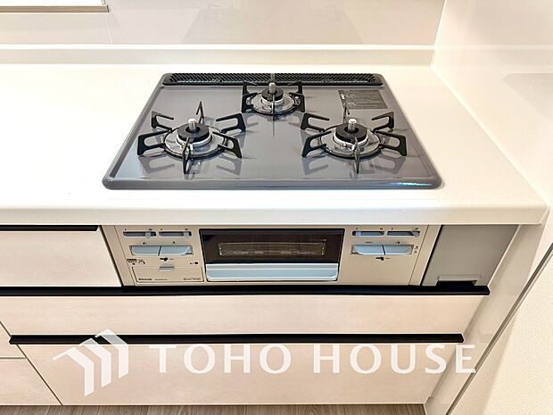 3口コンロは一度に複数のお料理を作ることができるメリットがあります。毎日のキッチンタイムを効率よく。