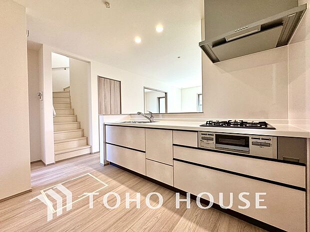 家族みんなでゆったりと調理や食事の準備ができる十分な広さを確保した、快適なキッチンスペース。