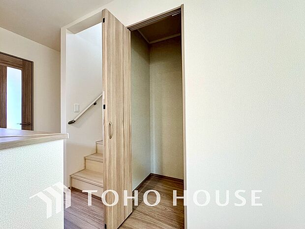 建物内部の収納には拘りました。共有部分に設けた収納。お荷物が多い方にも安心です。