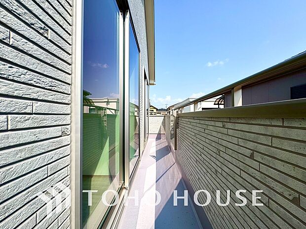 頬をなでる優しい風を感じることが出来るバルコニー。つい深呼吸をしたくなる気持ちの良い眺望です。