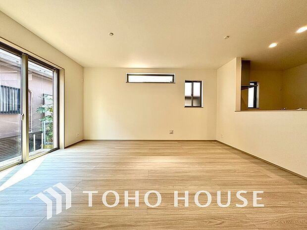 爽やかな通風と採光を存分に感じる事が出来る空間。毎日の暮らしに癒しをもたらす居心地の良いリビング。