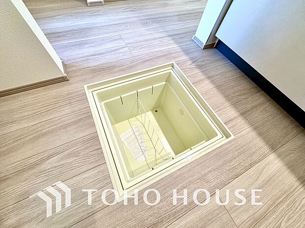 キッチン下部に設けた床下収納は、缶詰のストックや非常食、梅酒や味噌などの保存食入れとしての他、卓上プレートや季節家電などの物を仕舞うことが出来る便利な収納。